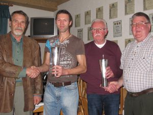 Die erstmaligen Gewinner der Wanderpokal wurden Manfred Schmidt und Theo Heinz