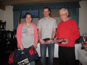 Die Wertung der Pokalscheibe "10 Jahre Gauranglistenturnier" ging an Wolfgang Ehbauer vor Tobias Schmidl und Celine Ostner (von rechts)