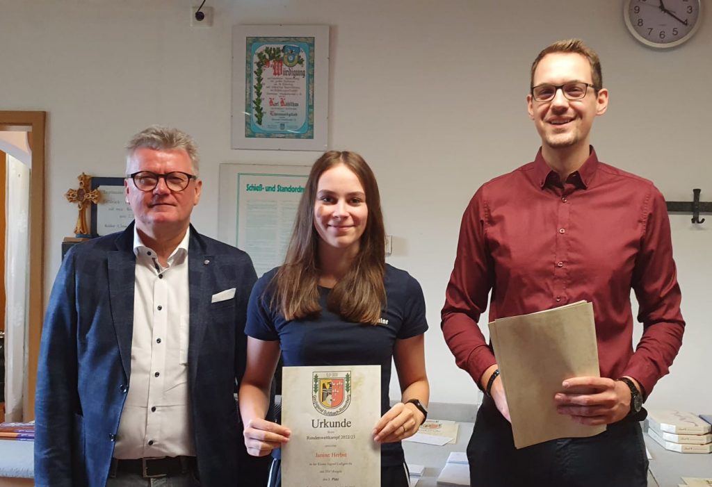 1. Bürgermeister Herr Michael Göth, 1. Platzierte in der Klasse Luftgewehr Jugend: Janine Herbst und 1. Gaujugendleiter Thomas Borek.